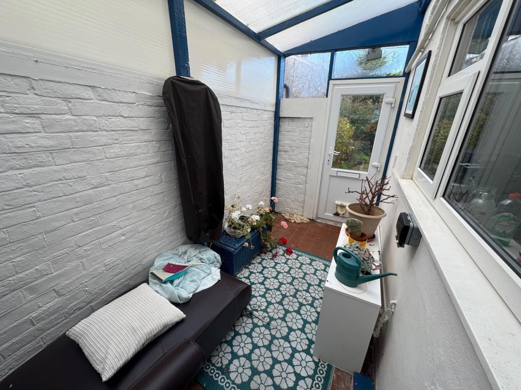 Lot: 17 - ATTRACTIVE BAY FRONTED HOUSE IN POPULAR LOCATION - Lean-to